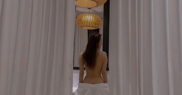 Minh Hằng lại 'đốt mắt' fan với ảnh bán khỏa thân gợi cảm