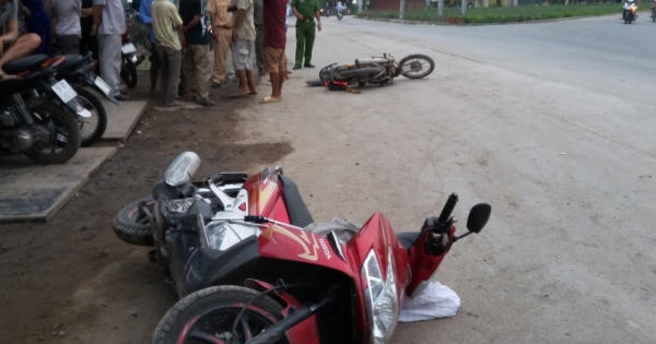 Nam thanh niên hốt hoảng bỏ xe máy tháo chạy khi thấy nạn nhân đầy máu