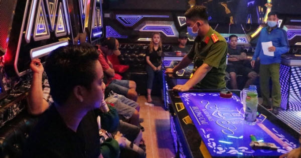 Nghệ An tạm dừng các hoạt động dịch vụ không thiết yếu như karaoke, massage, quán bar