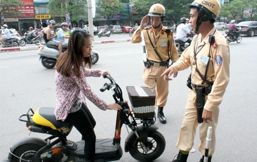 Từ ngày 1/7/2016, xe máy điện, mô tô điện phải đăng ký và gắn biển số