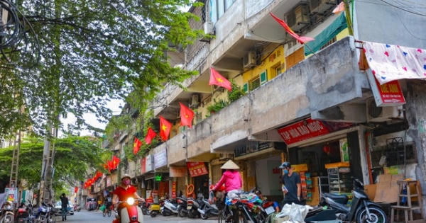 Cao ốc ở Hà Nội đồng loạt "nhuộm kín" cờ Tổ quốc chào mừng lễ 30/4-1/5 Cao ốc ở Hà Nội đồng loạt "nhuộm kín" cờ Tổ quốc chào mừng lễ 30/4-1/5