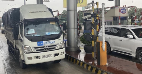 Thí điểm đi cao tốc phải dán thẻ trả phí tự động