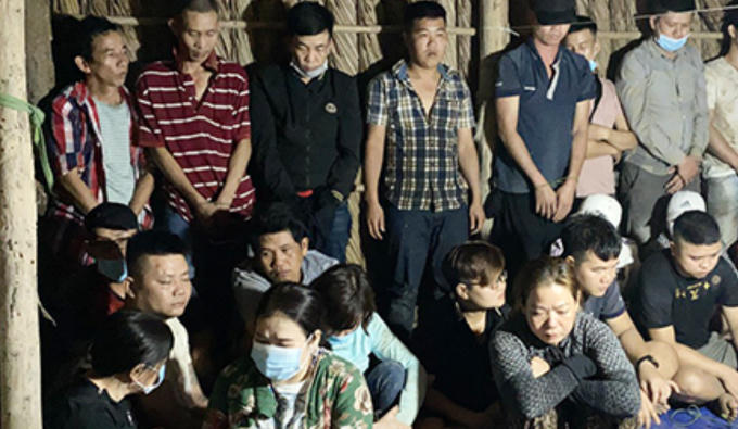 Hàng chục con bạc sát phạt nhau giữa đầm lầy