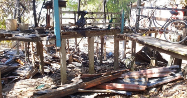 Bàng hoàng phát hiện một thi thể một người đàn ông chết cháy cùng căn nhà gỗ