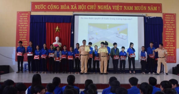 Công an Thừa Thiên Huế tăng cường tuyên truyền luật giao thông đường bộ