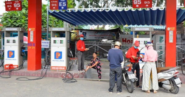 Chấm dứt dùng xăng RON 92 nhưng người dân vẫn "dè dặt" với xăng E5 Chấm dứt dùng xăng RON 92 nhưng người dân vẫn "dè dặt" với xăng E5