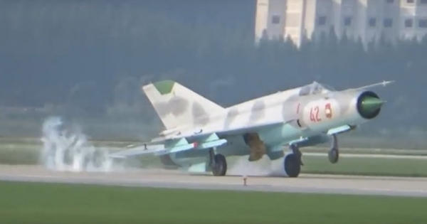 Máy bay chiến đấu Triều Tiên đập đuôi xuống đất trong trình diễn