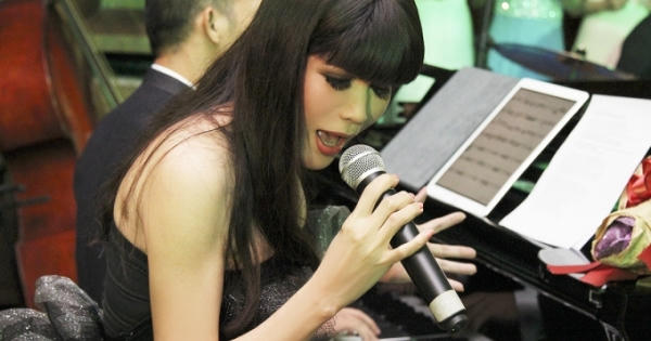 Nhật Hạ xuất thần trong giọng hát khi kết đôi với pianist Lê Nhật Quang