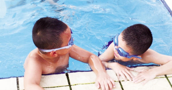 Tắm bể bơi, cẩn thận không se lây bệnh da liễu