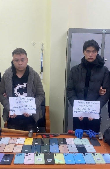 Công an phường Xuân Phương nhanh chóng bắt giữ đối tượng trộm cắp 51 chiếc điện thoại Công an phường Xuân Phương nhanh chóng bắt giữ đối tượng trộm cắp 51 chiếc điện thoại