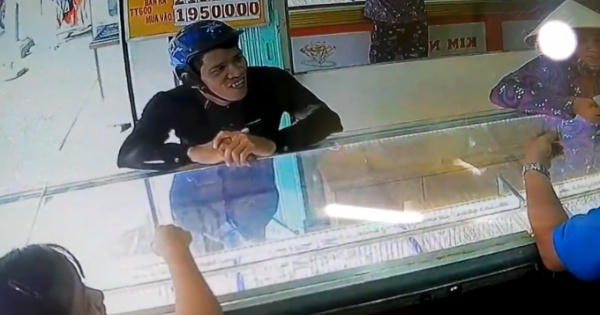 TP HCM: "Soái ca" ngang nhiên "cuỗm" nhẫn vàng trước mặt chủ cửa hàng