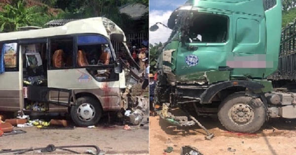 Sơn La: Xe khách biến dạng sau khi đấu đầu xe tải, nhiều người nhập viện