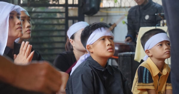 Liệt sỹ Đoàn 337: Buốt lòng hình ảnh những đứa trẻ thơ đội vành khăn tang trắng Liệt sỹ Đoàn 337: Buốt lòng hình ảnh những đứa trẻ thơ đội vành khăn tang trắng