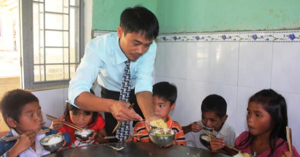 Câu chuyện của những người thầy gần 20 năm cõng học sinh đến trường Câu chuyện của những người thầy gần 20 năm cõng học sinh đến trường