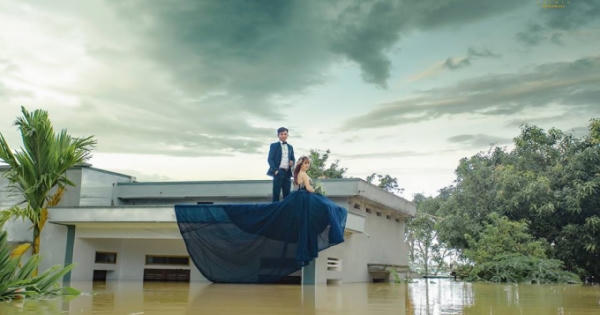 Bất chấp mưa lũ dâng cao, cô dâu chú rể Ninh Bình vẫn leo lên nóc nhà chụp ảnh cưới gây "sốt" MXH Bất chấp mưa lũ dâng cao, cô dâu chú rể Ninh Bình vẫn leo lên nóc nhà chụp ảnh cưới gây "sốt" MXH