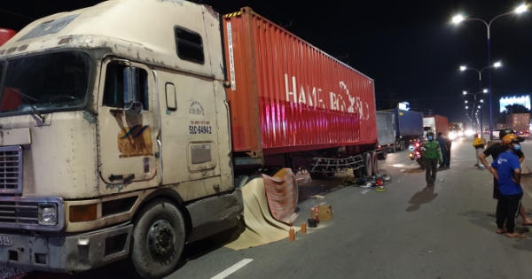 Bình Dương: Va chạm với container, 2 mẹ con tử vong thương tâm