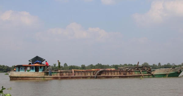 Phá ổ nhóm khai thác cát trái phép quy mô lớn trên sông Cổ Chiên và sông Hàm Luông Vĩnh Long