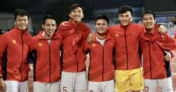 Có ai nhớ ngày bầu Hiển chấm Văn Hậu?