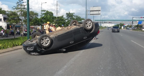 Tài xế lom khom chui ra từ ô tô lật chỏng vó Tài xế lom khom chui ra từ ô tô lật chỏng vó