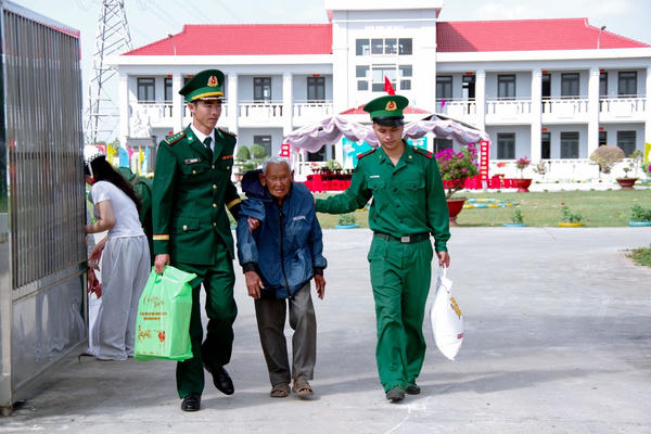 Xuân Biên phòng ấm lòng dân bản tại phường Vĩnh Châu, TP Cần Thơ Xuân Biên phòng ấm lòng dân bản tại phường Vĩnh Châu, TP Cần Thơ
