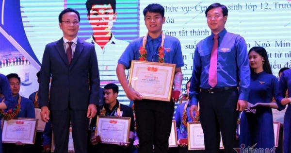 "Nam sinh cõng bạn tới trường" được trao giải thưởng "Thanh niên sống đẹp"