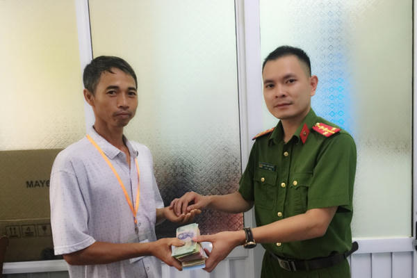 Công an huyện Hải Hà trao trả tài sản hàng trăm triệu đồng cho người bị mất cắp