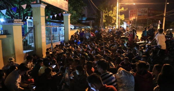 Phụ huynh “cắm chốt” ngủ trước cổng trường chờ xin cho con vào lớp 1