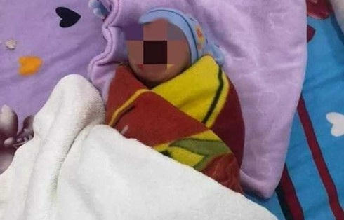 Bé trai sơ sinh bị bỏ rơi tại nhà nghỉ cùng bức tâm thư của người mẹ