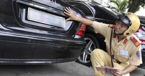 Hơn 20 nghìn ô tô phải nộp lại biển số và giấy đăng ký từ đầu năm 2022