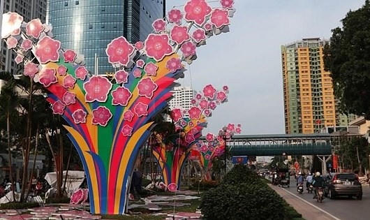 Hà Nội trang trí đường phố đón Tết 2017: Tinh tế và sang trọng Hà Nội trang trí đường phố đón Tết 2017: Tinh tế và sang trọng