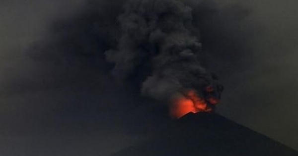 Indonesia đóng cửa sân bay ở Bali thêm 24 giờ