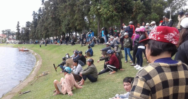 Lâm Đồng: Hàng trăm người dân theo dõi tìm kiếm người phụ nữ nghi nhảy hồ Xuân Hương