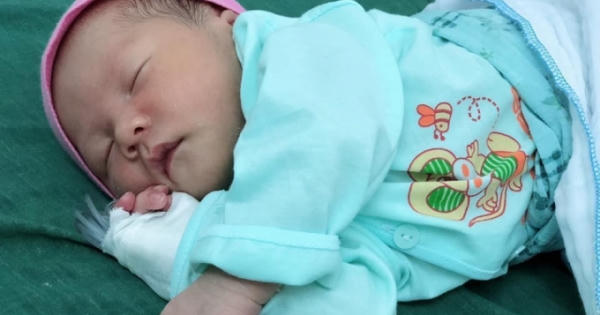 Bé trai 15 ngày tuổi tìm thấy trong thùng rác vẫn chưa tìm được thân nhân