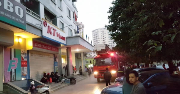Hà Nội: Cháy ở chung cư trên đường Nguyễn Phong Sắc làm nhiều người hoảng loạn