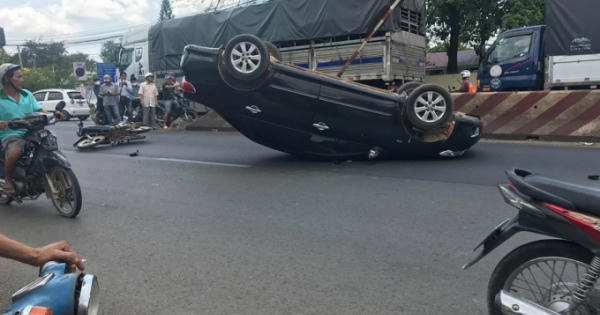 Né xe máy, xế hộp lật nhào trên quốc lộ 1 Né xe máy, xế hộp lật nhào trên quốc lộ 1