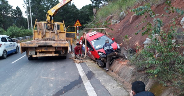 Taxi bị xe tải hất tung ra khỏi mặt đường đèo Tà Nung