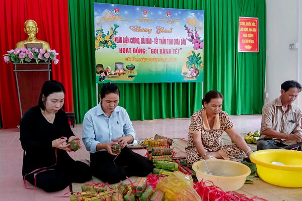 Những đòn bánh tét đón Xuân thắm tình quân dân ở vùng biên giới Cần Thơ