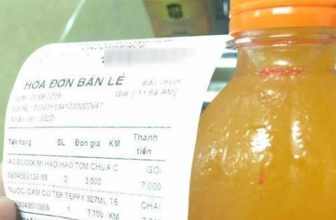 Vì sao chai nước cam của Coca Cola có vật lạ đỏ như máu?