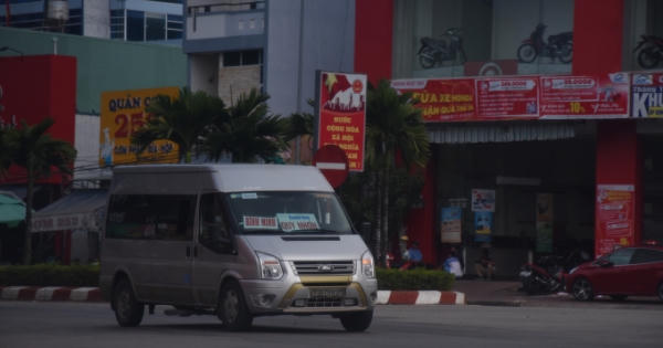 Xe khách “gắn mác” xe thư báo ngang nhiên lộng hành