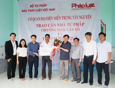 CQĐD miền Trung – Tây Nguyên Báo Pháp luật Việt Nam trao “Mái ấm” cho cán bộ tư pháp có hoàn cảnh khó khăn CQĐD miền Trung – Tây Nguyên Báo Pháp luật Việt Nam trao “Mái ấm” cho cán bộ tư pháp có hoàn cảnh khó khăn