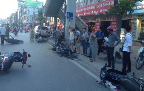 Tai nạn kinh hoàng: Fortune "đốn ngã" hàng loạt xe máy Tai nạn kinh hoàng: Fortune "đốn ngã" hàng loạt xe máy