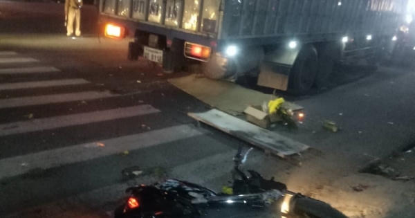 Xe tải biển số Lào tông xe máy cùng chiều, 2 vợ chồng thương vong