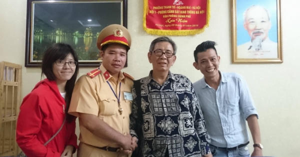 CSGT Đội 1 giúp một du khách nước ngoài bị lạc về đoàn tụ với gia đình