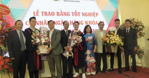 Gặp mặt tân sinh viên K25 và lễ trao bằng cử nhân cho sinh viên K21 chuyên ngành ngân hàng HUBT