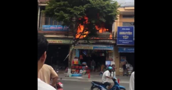 Clip cửa hàng bán đồ dùng học sinh bốc cháy dữ dội