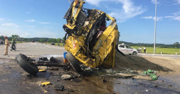 Nghệ an: Xe tải nát bét sau cú va chạm kinh hoàng tại ngã tư