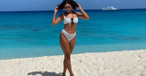 Vanessa Hudgens nóng bỏng 'nảy lửa' với áo tắm nhỏ xíu