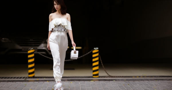 Trương Tùng Lan diện áo xẻ sâu ngực khi dạo phố
