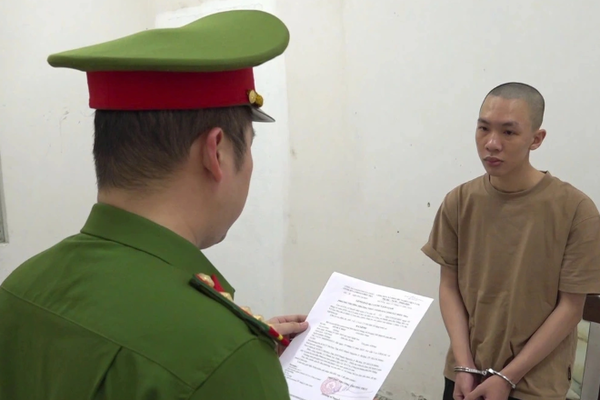 Giả danh giảng viên đại học lừa đảo bán “đồng phục ma”