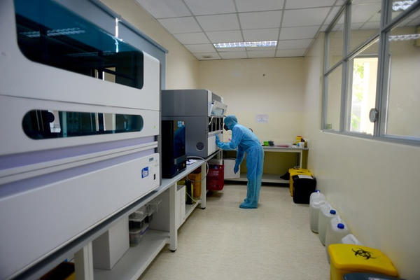 Loạn giá máy xét nghiệm Covid-19: 8 tỷ hay 2 tỷ đồng?